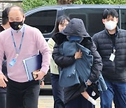 이선균 협박해 돈 뜯어낸 20대 여성…구속심사 출석