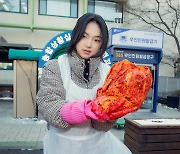 [포토] 가수 정지수 '제 손이 좀 야무지죠?'(사랑의 김치나누기행사)