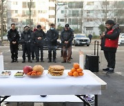 [포토] 아파트 주차장에 차려진 갑질 피해 경비노동자의 제사상