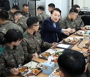 전방부대 찾은 尹 "선조치 후보고, 적의 도발의지 단호히 분쇄"