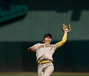 Kim Ha-seong becomes first-ever Korean to win MLB Gold Glove [REWIND 2023]