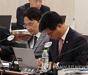 방심위 민원 논란 계속...여 "민원인 사찰 진상 밝혀야" 노조 "사퇴해야"