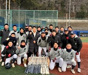 "후배들과 프로서 만났으면" 롯데 한동희, 모교 경남고에 1000만원 상당 야구 방망이 '선물'