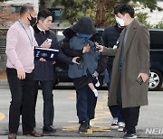 '이선균 협박 혐의' 유흥업소 실장과 공모 20대女…"묵묵부답"