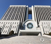 서울중앙지검 청사 침입해 ‘검사 의자’ 흉기로 난도질한 20대女···법원 처벌은