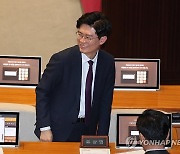 의원들과 인사 나누는 조정훈