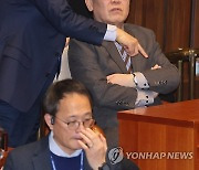 김병욱 의원과 대화하는 이재명 대표