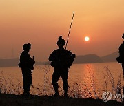 수제선 수색 정찰하는 51사단 장병들