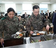 직접 배식받는 윤석열 대통령