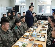 윤석열 대통령, 최전방 부대 장병들과 오찬