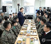 윤석열 대통령, 최전방 열쇠부대 장병들과 오찬