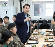 윤석열 대통령, 최전방 부대 장병들과 오찬