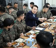 윤석열 대통령, 최전방에서 장병들과 오찬