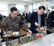 최전방 부대에서 직접 배식받는 윤석열 대통령