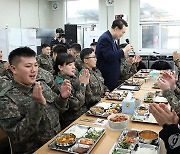 전방 부대 장병들에게 박수받는 윤석열 대통령