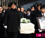 [TEN포토]故 이선균 발인,하늘의 별로...