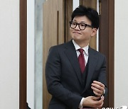 [속보] 한동훈, 이재명 만나 "국민 위한 정치 한다는 공통점"