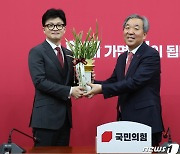 한동훈 만난 한오섭 정무수석 "국민 기대 크니 잘해달라"