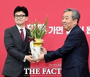 한동훈 비대위원장에게 축하난 선물하는 한오섭 정무수석 [TF사진관]