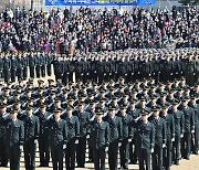 휴일 수당 2만원, 열정페이 강요… 초급 간부들 “軍門 나가겠다”