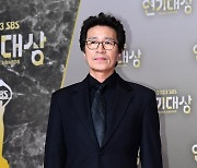 [포토] 신정근, '블랙 슈트 차려입고' (2023 SBS 연기대상)