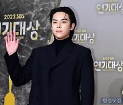 [포토] 김도훈, '멋진 손인사~' (2023 SBS 연기대상)