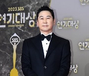 [포토] 신동엽, '오늘의 MC 입니다~' (2023 SBS 연기대상)