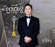 [포토] 신동엽, '멋진 슈트 입고~' (2023 SBS 연기대상)