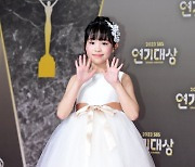 [포토] 안채흠, '귀여운 손인사~' (2023 SBS 연기대상)