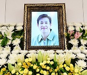 Funeral procession for late actor Lee Sun-kyun begins