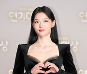 ‘마이데몬’ 송강·김유정, 베스트 커플상…“모두가 받는 상”[SBS 연기대상]