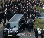 [MD포토] 故이선균 발인, '동료들 배웅속에 엄수'