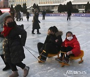 평양 개장 빙상장서 썰매 타는 시민들