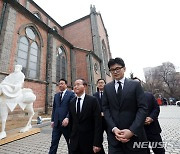 조문 마치고 나서는 한동훈 비대위원장과 윤재옥 대표 권한대행