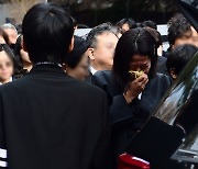 故 이선균 발인, 오열하는 전혜진