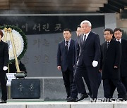 국립서울현충원 현충탑 찾은 김홍일 방송통신위원장