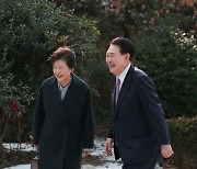 尹 대통령, 한남동 관저서 박근혜 전 대통령과 오찬…“편하게 자주 오시라”