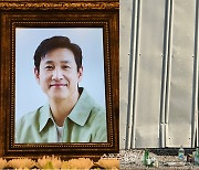 고 이선균 추모한 신현준 비판여론···“타인 죽음 전시하는 시대” 지적