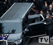 [TD포토] 운구차로 향하는 故 이선균 영정사진