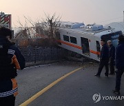 전동차가 시험 선로 이탈해 지하차도 덮쳐…2명 경상