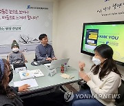 시청각장애인 얘기 듣는 오세훈 서울시장