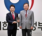 한문철 변호사와 기념 촬영하는 이상민 장관