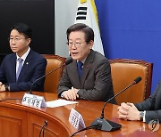 이재명 대표 발언 듣는 한동훈 비대위원장