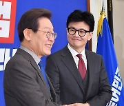 악수하는 이재명 대표와 한동훈 비대위원장 이재명 대표