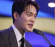 라이징스타상 김건우 "데뷔 후 처음 받는 상, 얼떨떨하다" [2023 SBS연예대상]