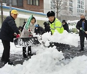 류경기 중랑구청장 퍼붓는 눈 직접 제설작업 나서