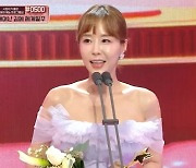 신지, ‘MBC 방송연예대상’ 우수상 수상 “김종민·빽가 배려 감사해”