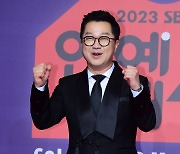 [포토] 지상렬, '두 주먹 불끈' (2023 SBS 연예대상)