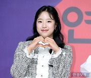 [포토] 신유빈, '귀여운 삐약이 하트~' (2023 SBS 연예대상)