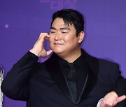 [포토] 이규호, '부드러운 미소로 볼하트~' (2023 SBS 연예대상)